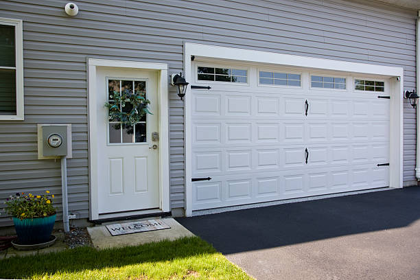 24/7 Emergency Garage Door Panel Replacement experts in Henry County County, IL